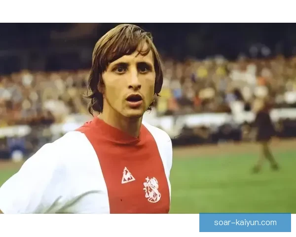 克鲁伊夫在足球历史中的影响力与地位持续备受关注